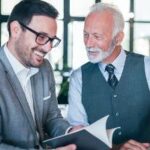 Rappresentazione dell'Age management: un giovane e un senior parlano tra di loro