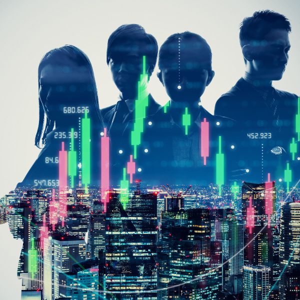 Coaching manageriale per Opyn: l'immagine rappresenta il mondo fintech con l'immagine di consulenti finanziari in sovrapposizione con un'immagine di una città