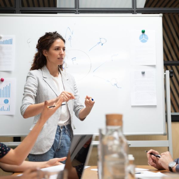 Coaching manageriale per Opyn: l'immagine rappresenta una coach durante una lezione
