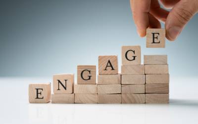 Dei cubi su una scala che hanno su scritto "engage"