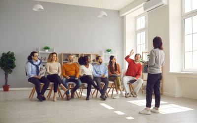 Una coach che fa formazione in aula