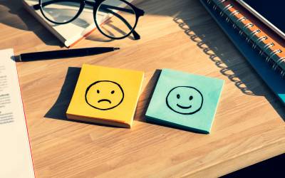 Due post it, uno con un'emoji felice e un'altra triste