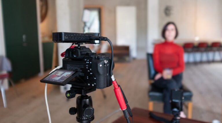 Intervista Monica Casati: una donna è seduta su una sedia davanti a una telecamera