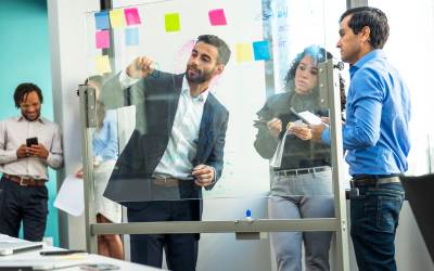Un manager mentre fa un briefing al suo team