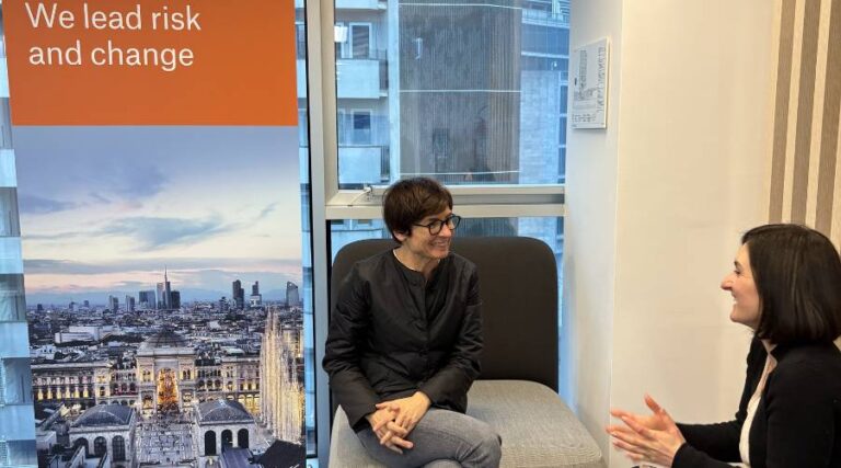 La foto rappresenta l'intervista condotta a Paola Merlini dalla nostra CEO Serena Zirpoli. Le due sono su un divanetto a parlare