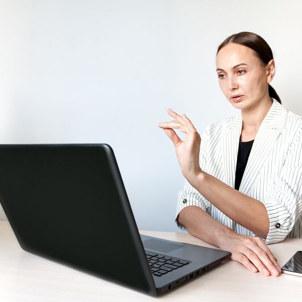 Manager e smart working: una manager in difficoltà davanti a un computer