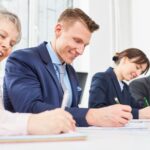 Bilancio delle competenze in azienda: un gruppo di dipendenti compila un test su un tavolo