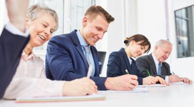 Bilancio delle competenze in azienda: un gruppo di dipendenti compila un test su un tavolo