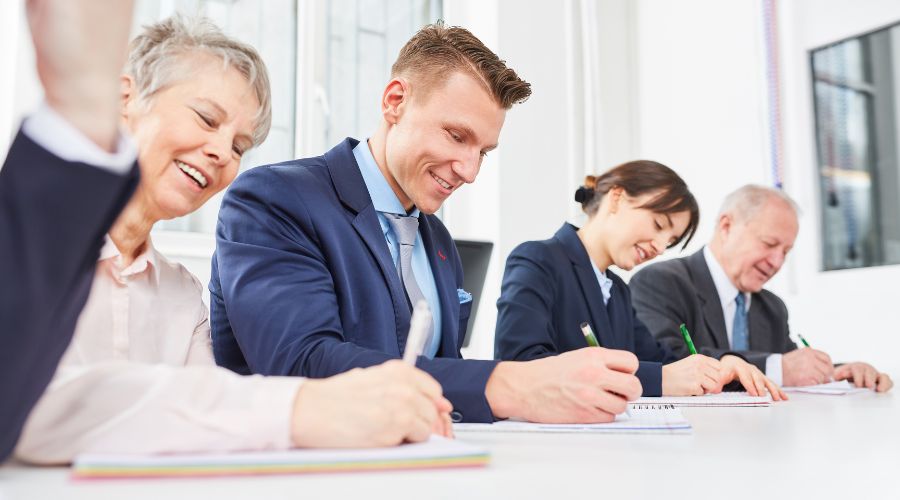 Bilancio delle competenze in azienda: un gruppo di dipendenti compila un test su un tavolo