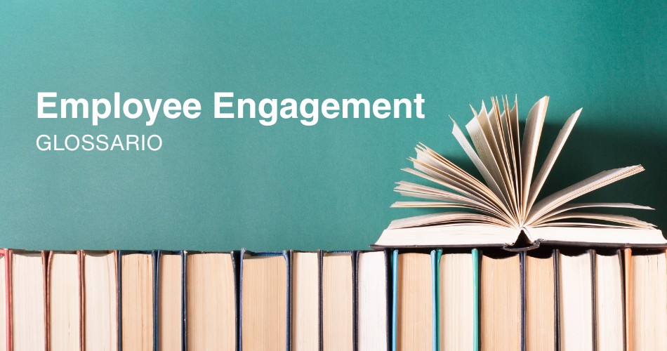 Su una parete celeste c'è la scritta Employee Engagement, con al di sotto dei libri