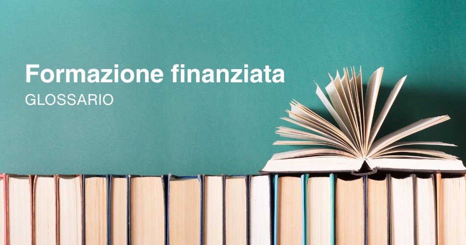 Sul muro celeste di una libreria c'è la scritta formazione finanziata
