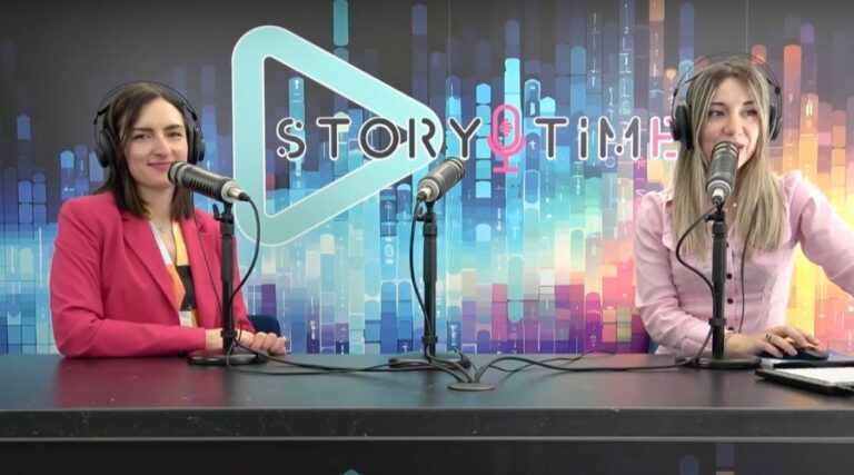 Serena Zirpoli, CEO della nostra società di consulenza e formazione aziendale, sta conducendo un'intervista nello studio di StoryTime