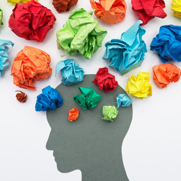 Team building innovativi: una testa stilizzata da cui escono palline di carta colorate