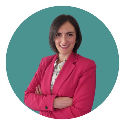 Un primo piano di Serena Zirpoli, CEO di Blooming Areté, società di consulenza e formazione aziendale