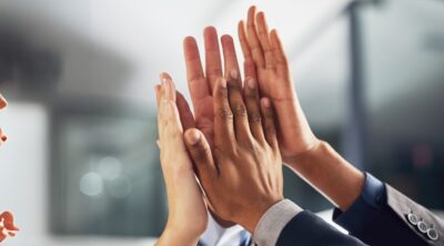 Sviluppo delle competenze: in primo piano ci sono delle persone che battono il cinque