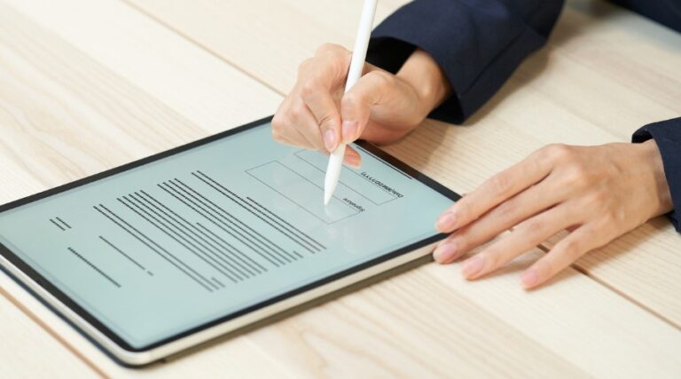 Check-Up Organizzativo: una persona compila un form su un tablet