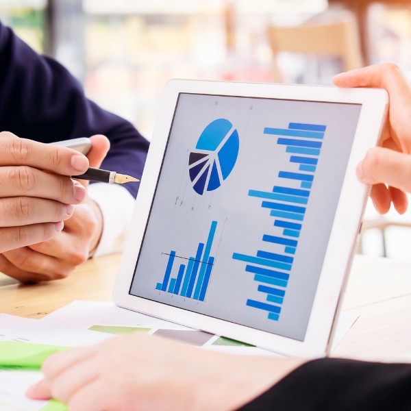 Due colleghi discutono davanti a dei grafici su un'indagine di clima.