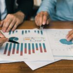 Questa immagine rappresenta due persone che analizzano grafici statistici tipici dell'analisi di clima organizzativo