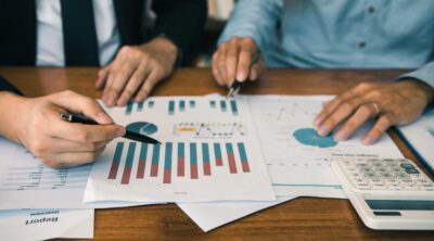 Questa immagine rappresenta due persone che analizzano grafici statistici tipici dell'analisi di clima organizzativo