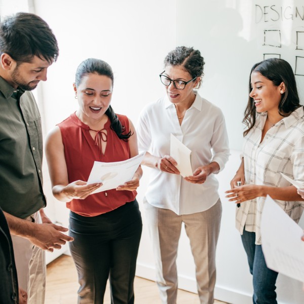 3 manager e 1 formatrice stanno facendo un percorso di formazione manageriale incentrato su intelligenza emotiva e leadership