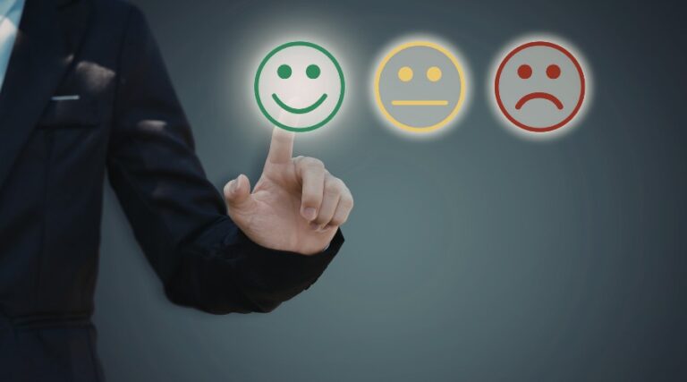 questa immagine rappresenta l'importanza di dare un feedback costruttivo, sia positivo che negativo.