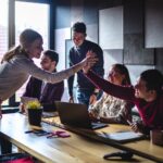 L'immagine rappresenta la motivazione in un gruppo lavorativo in azienda