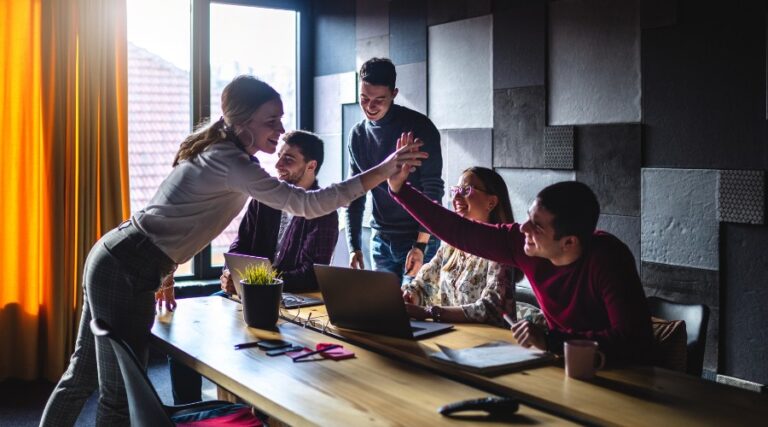 L'immagine rappresenta la motivazione in un gruppo lavorativo in azienda