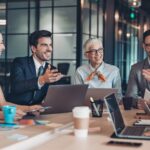 un gruppo di collaboratori durante una sessione di coaching aziendale