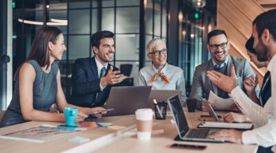 un gruppo di collaboratori durante una sessione di coaching aziendale