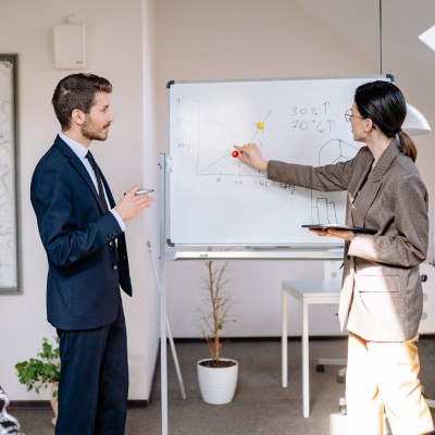 Due collaboratori durante una sessione di coaching one-to-one.