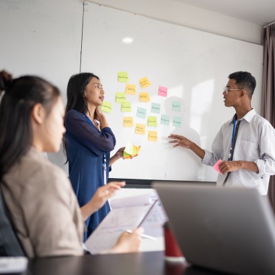 sessione di formazione in azienda tra tre collabori