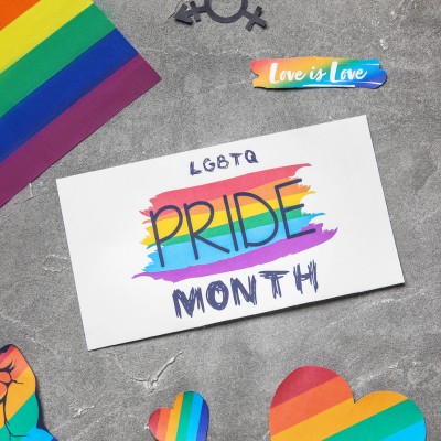 Pride month scritto su un foglio di carta